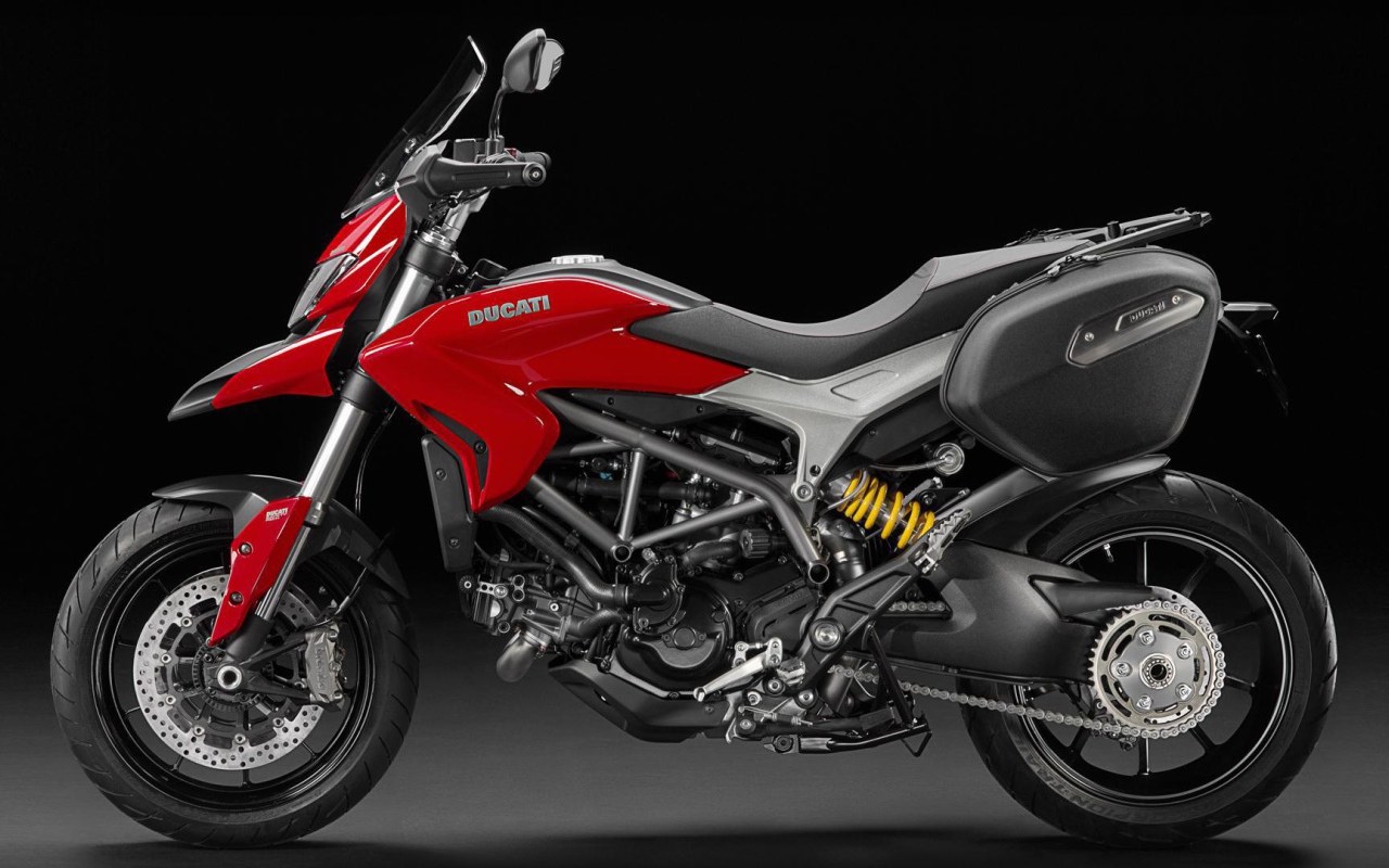 Быстрый мотоцикл Ducati Hyperstrada