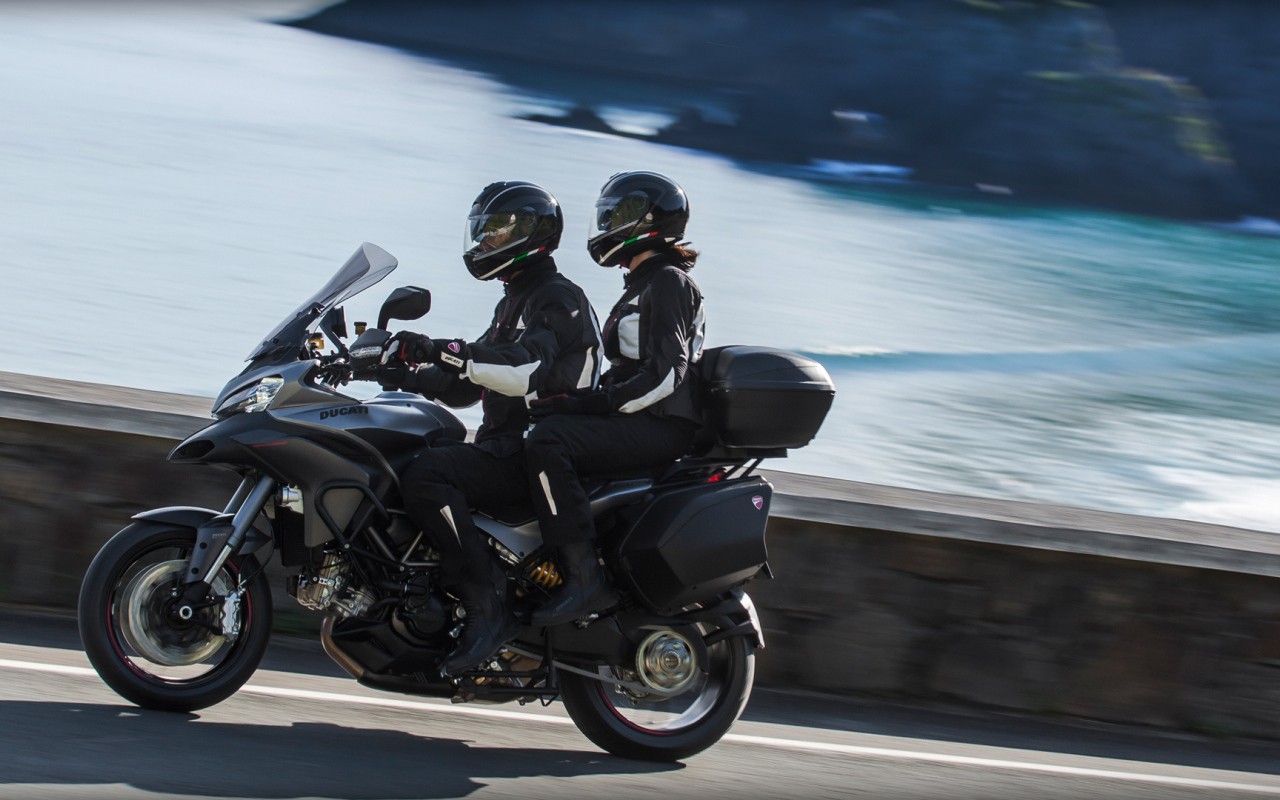 Быстрый мотоцикл Ducati Multistrada 1200 S Granturismo