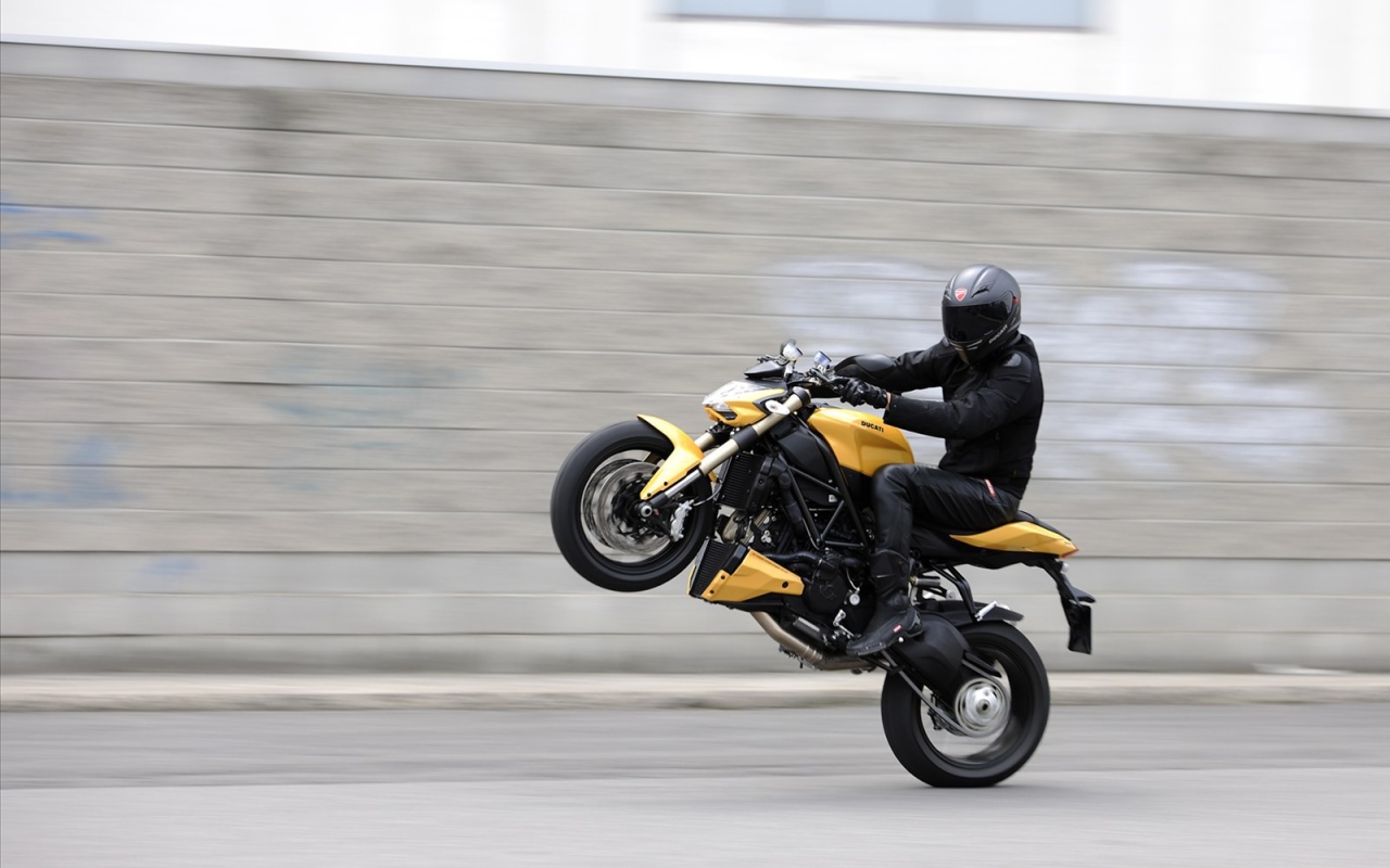Быстрый мотоцикл Ducati Streetfighter 848