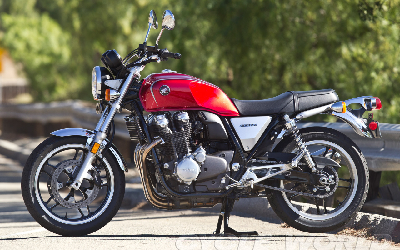 Быстрый мотоцикл Honda CB 1100