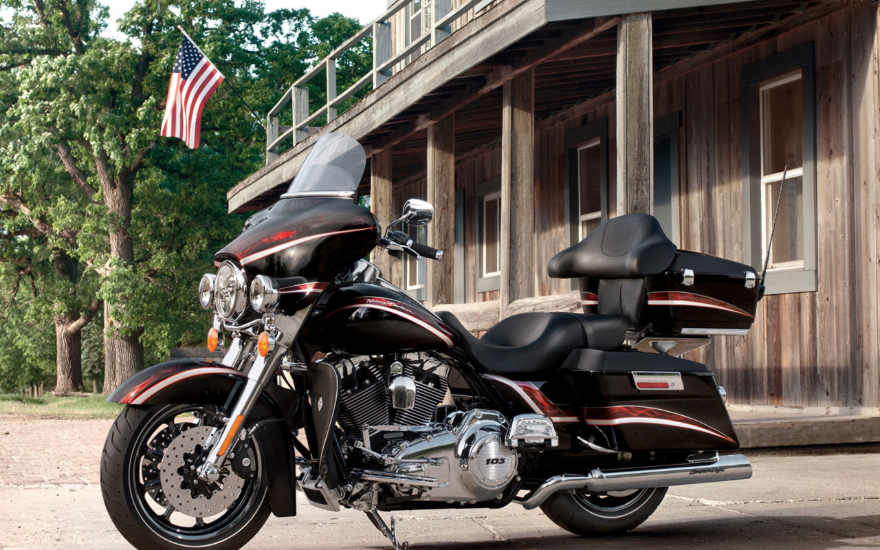 Быстрый мотоцикл Harley-Davidson CVO Electra Glide Ultra Classic