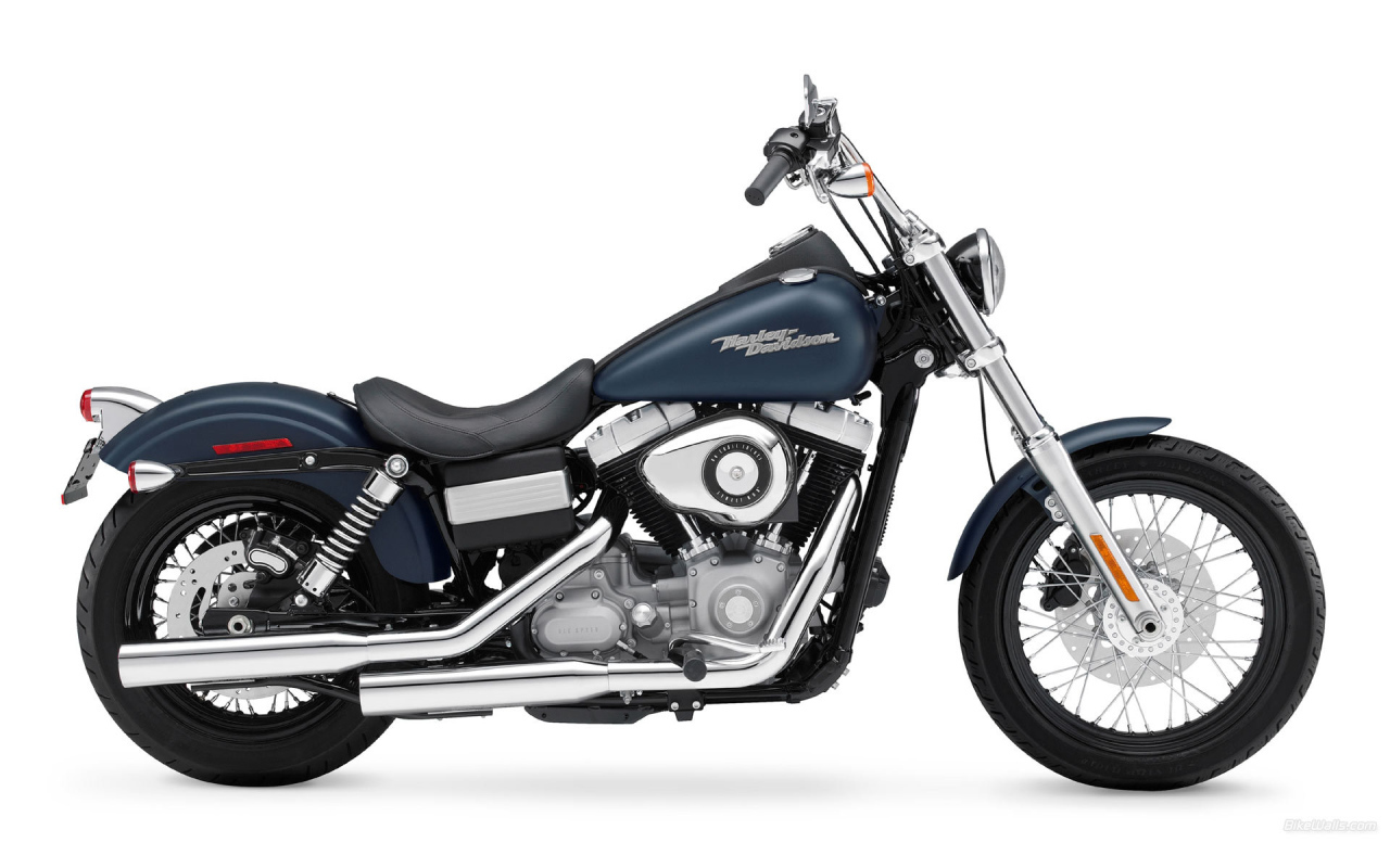 Быстрый мотоцикл Harley-Davidson Dyna Street Bob