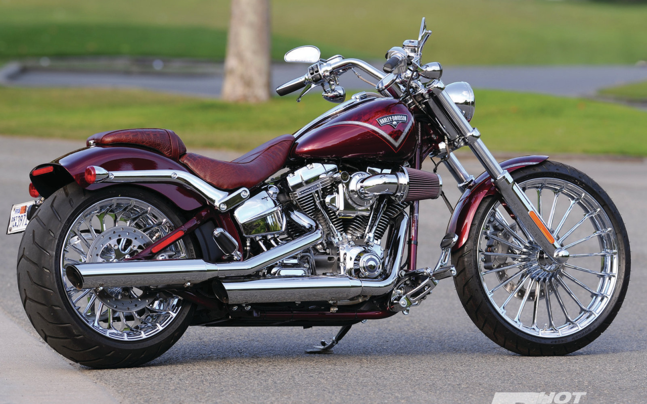 Быстрый мотоцикл Harley-Davidson Softail Breakout