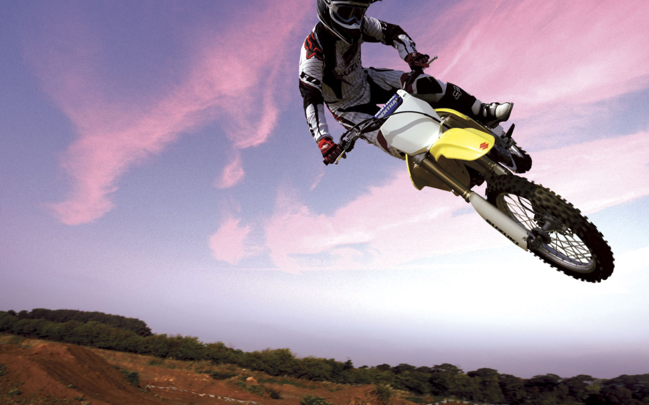 Быстрый мотоцикл Suzuki RM-Z 250