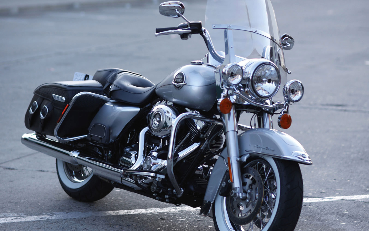 Невероятно быстрый мотоцикл Harley-Davidson Road King Anniversary Edition