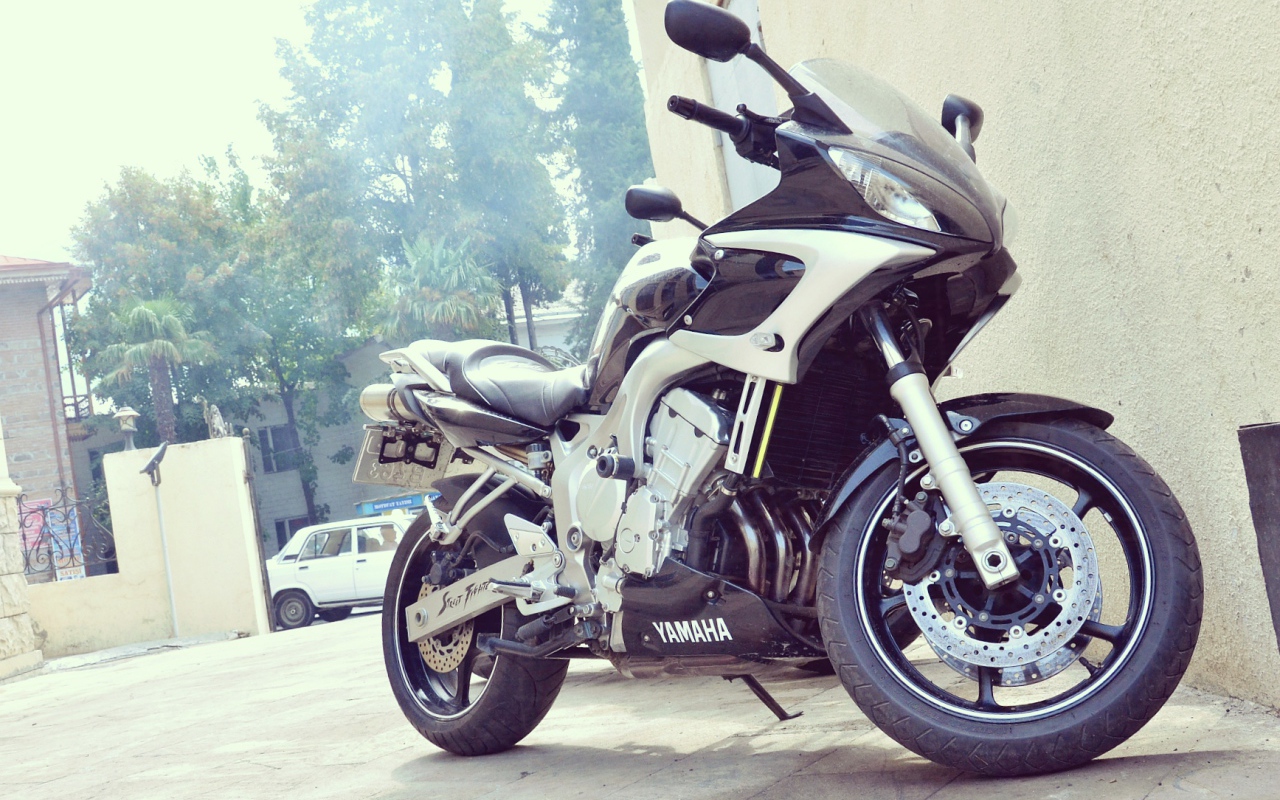 Современный мотоцикл Yamaha
