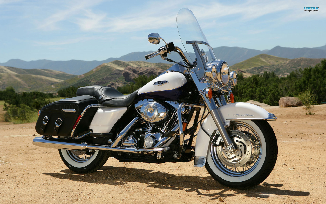Мотоцикл модели Harley-Davidson Road King Anniversary Edition