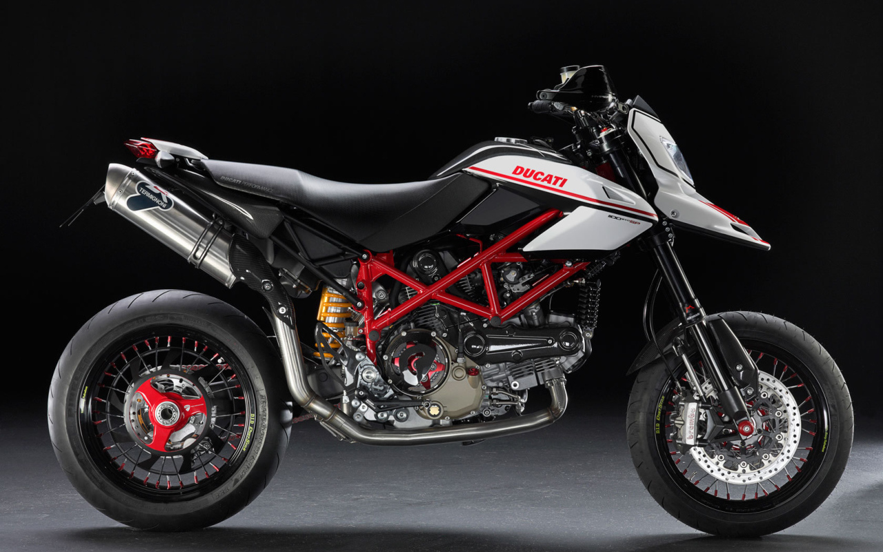 Новый мотоцикл на дороге Ducati Hypermotard
