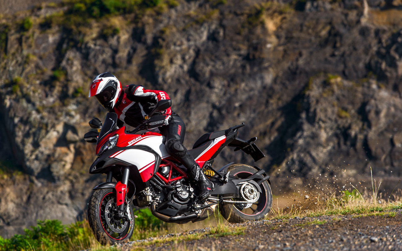 Новый мотоцикл на дороге Ducati Multistrada 1200 S Granturismo