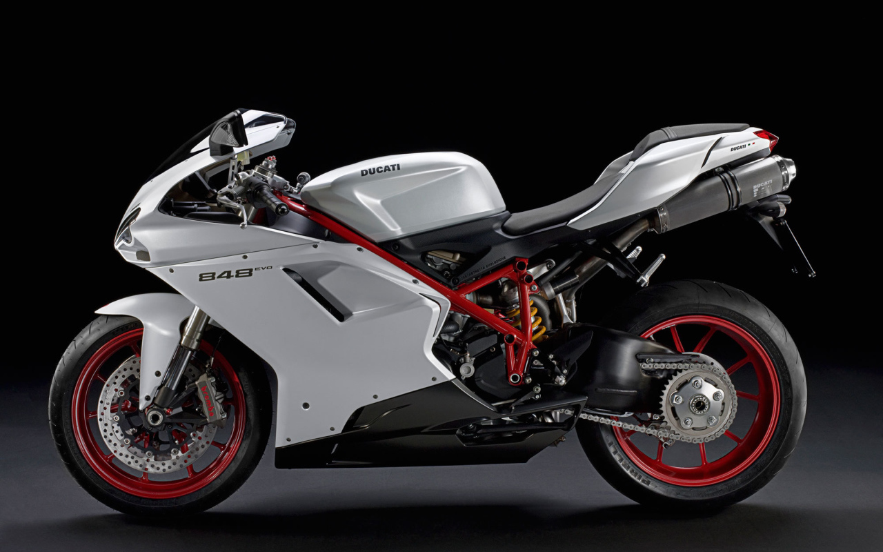 Новый мотоцикл на дороге Ducati Superbike 848 Evo