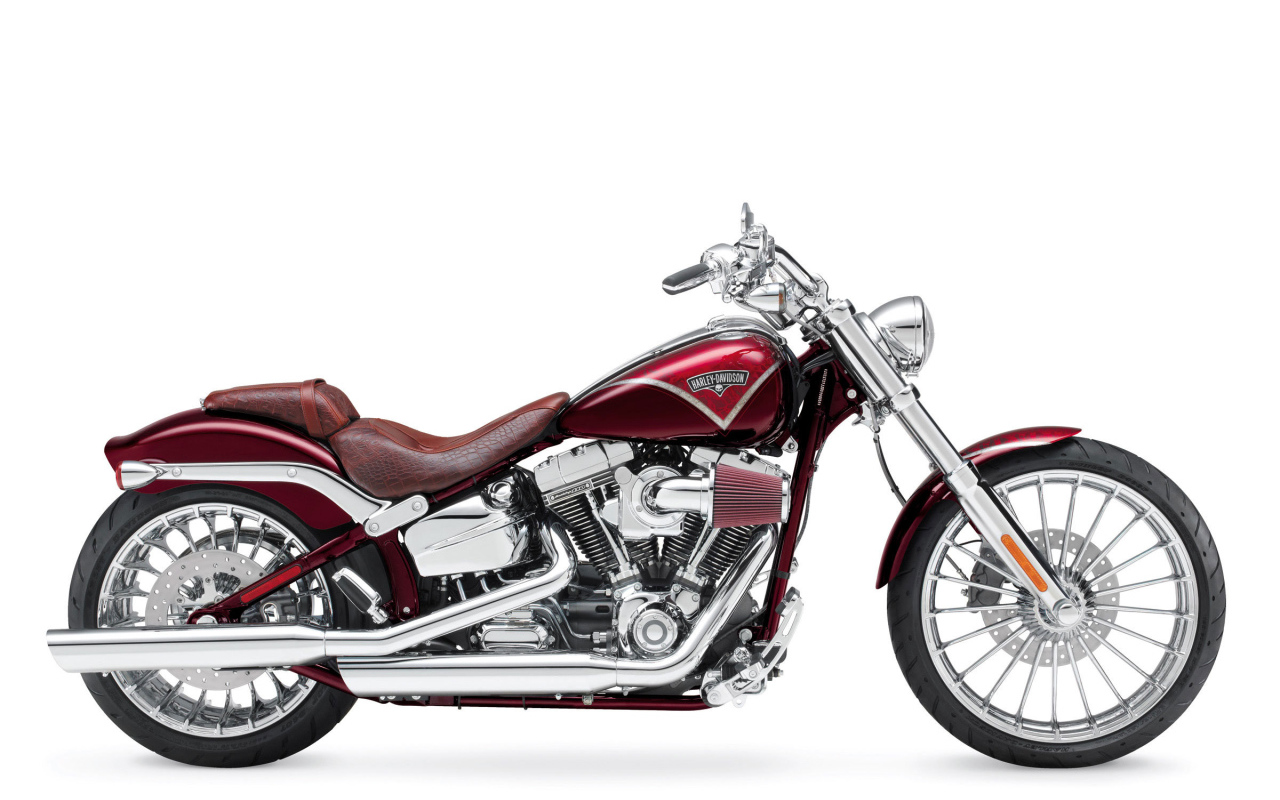 Новый мотоцикл на дороге Harley-Davidson CVO Breakout