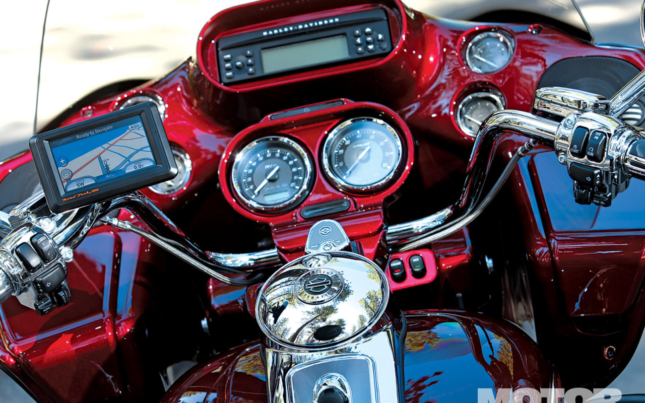 Новый мотоцикл на дороге Harley-Davidson CVO Road Glide Custom