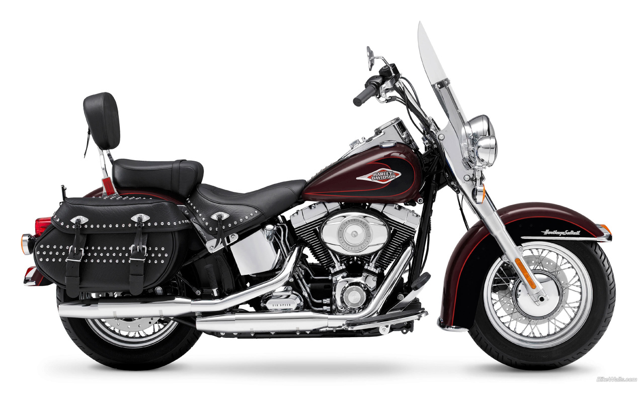 Новый мотоцикл на дороге Harley-Davidson Heritage Softail
