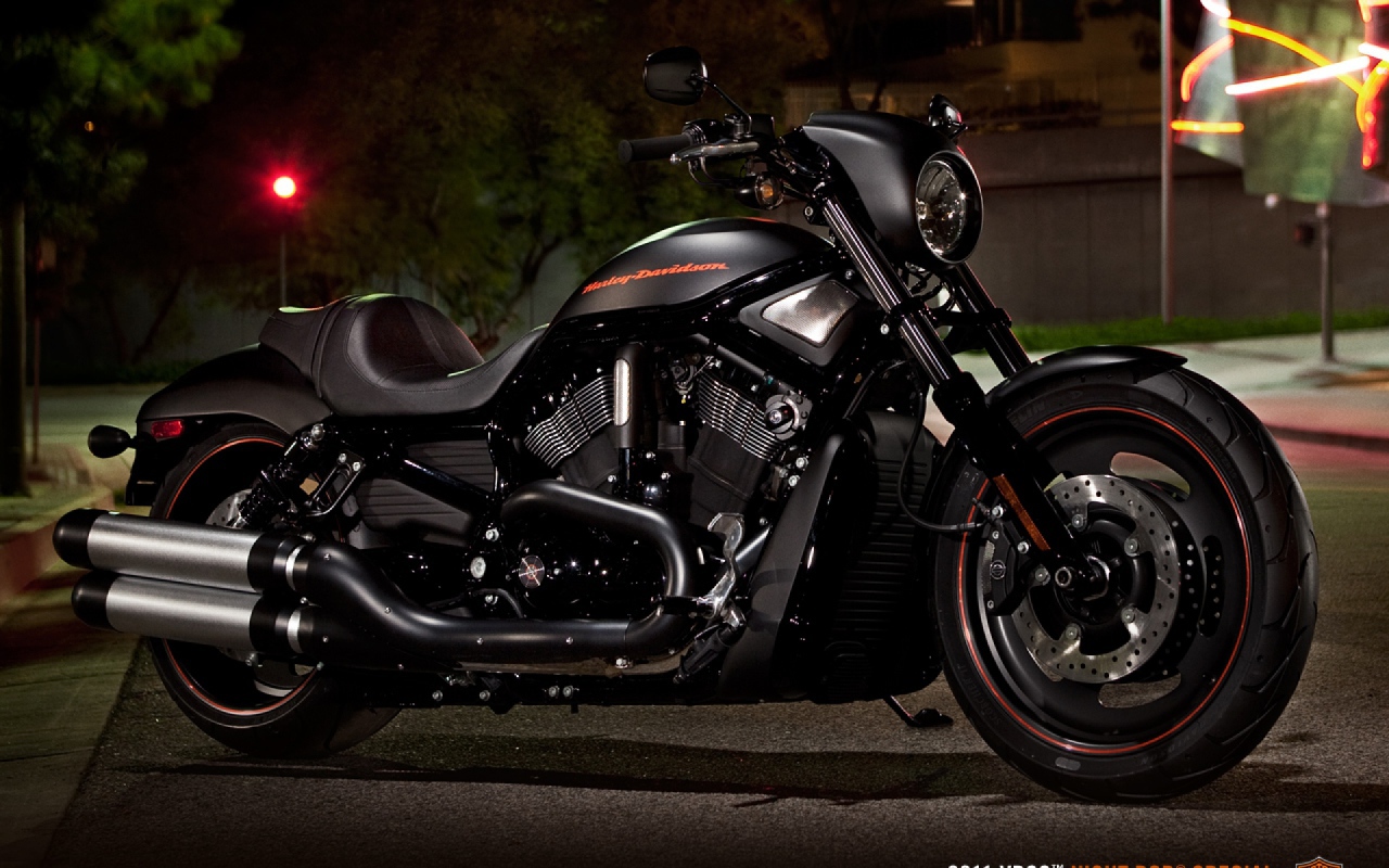 Новый мотоцикл на дороге Harley-Davidson Night Rod Special