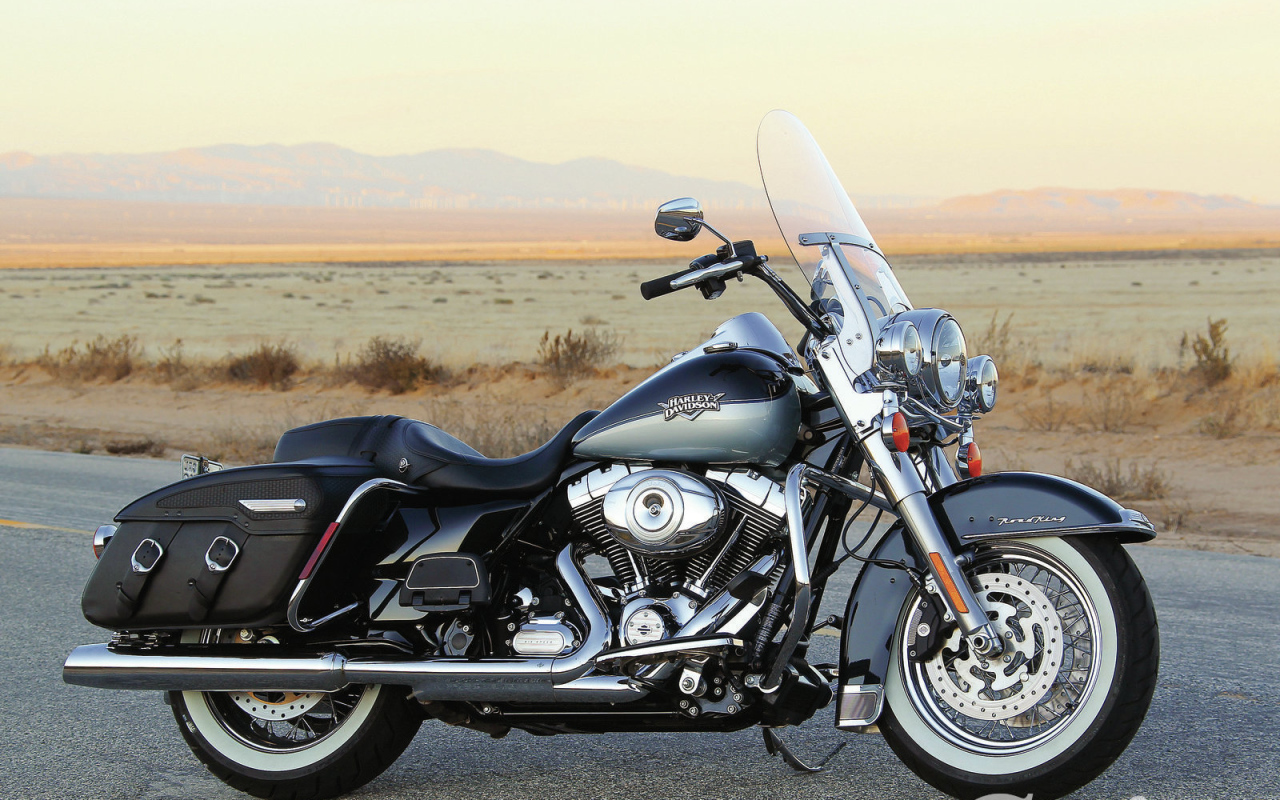 Новый мотоцикл на дороге Harley-Davidson Road King Anniversary Edition
