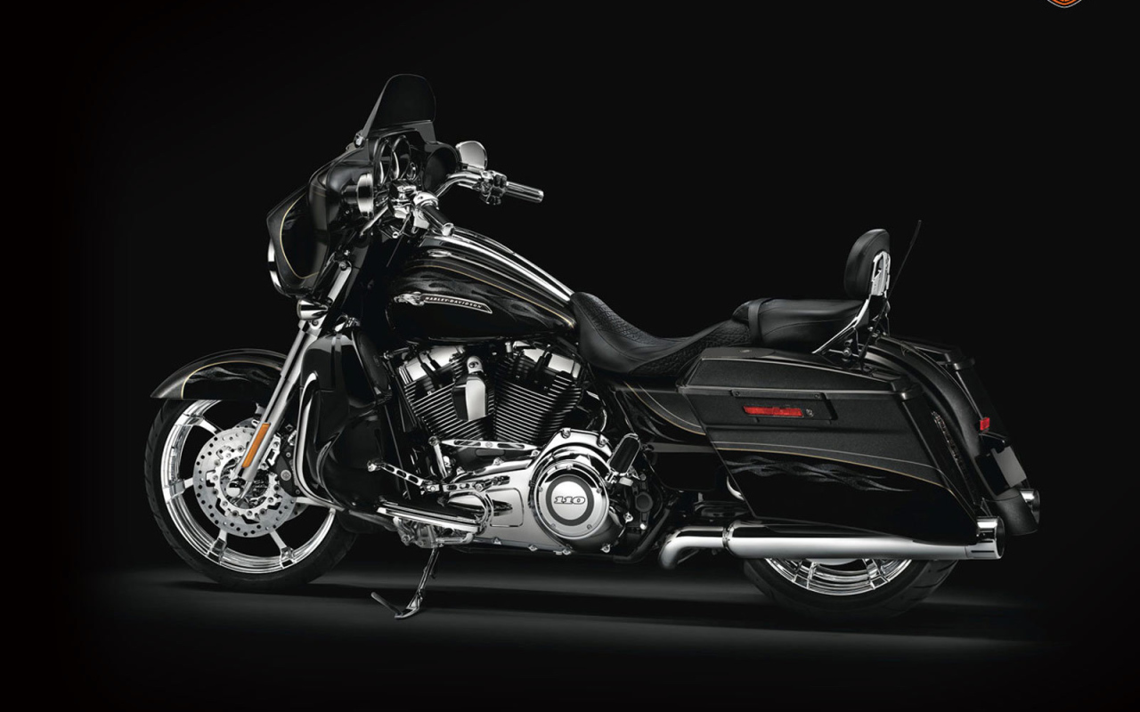 Новый мотоцикл на дороге Harley-Davidson Street Glide