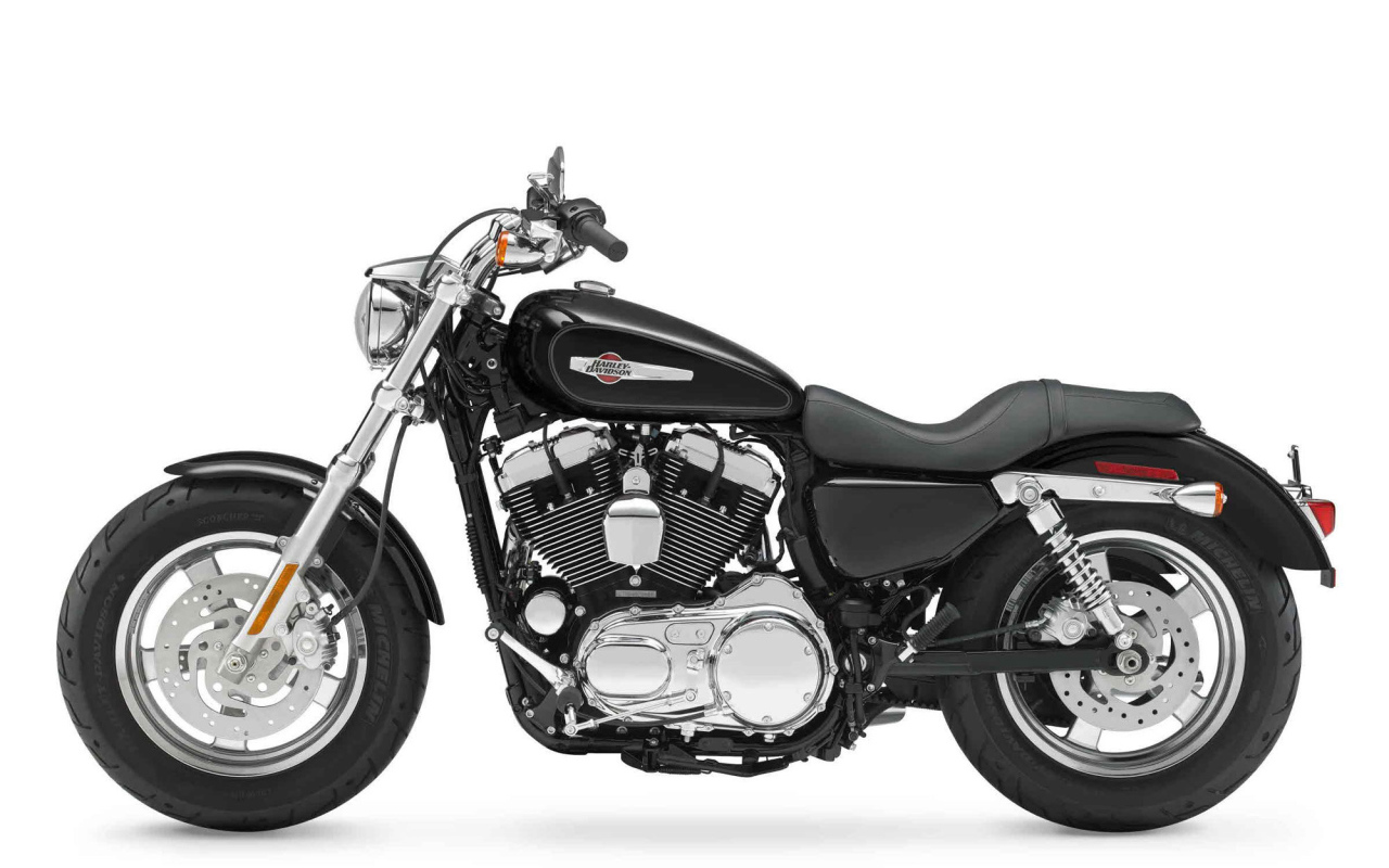 Новый мотоцикл на дороге Harley-Davidson XL 1200C Sportster Custom