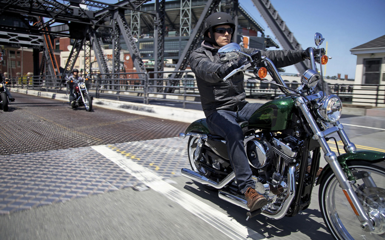 Новый мотоцикл на дороге Harley-Davidson XL 1200V Sportster Seventy-Two