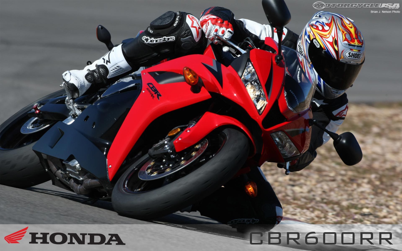 Новый мотоцикл на дороге Honda CBR 600 RR