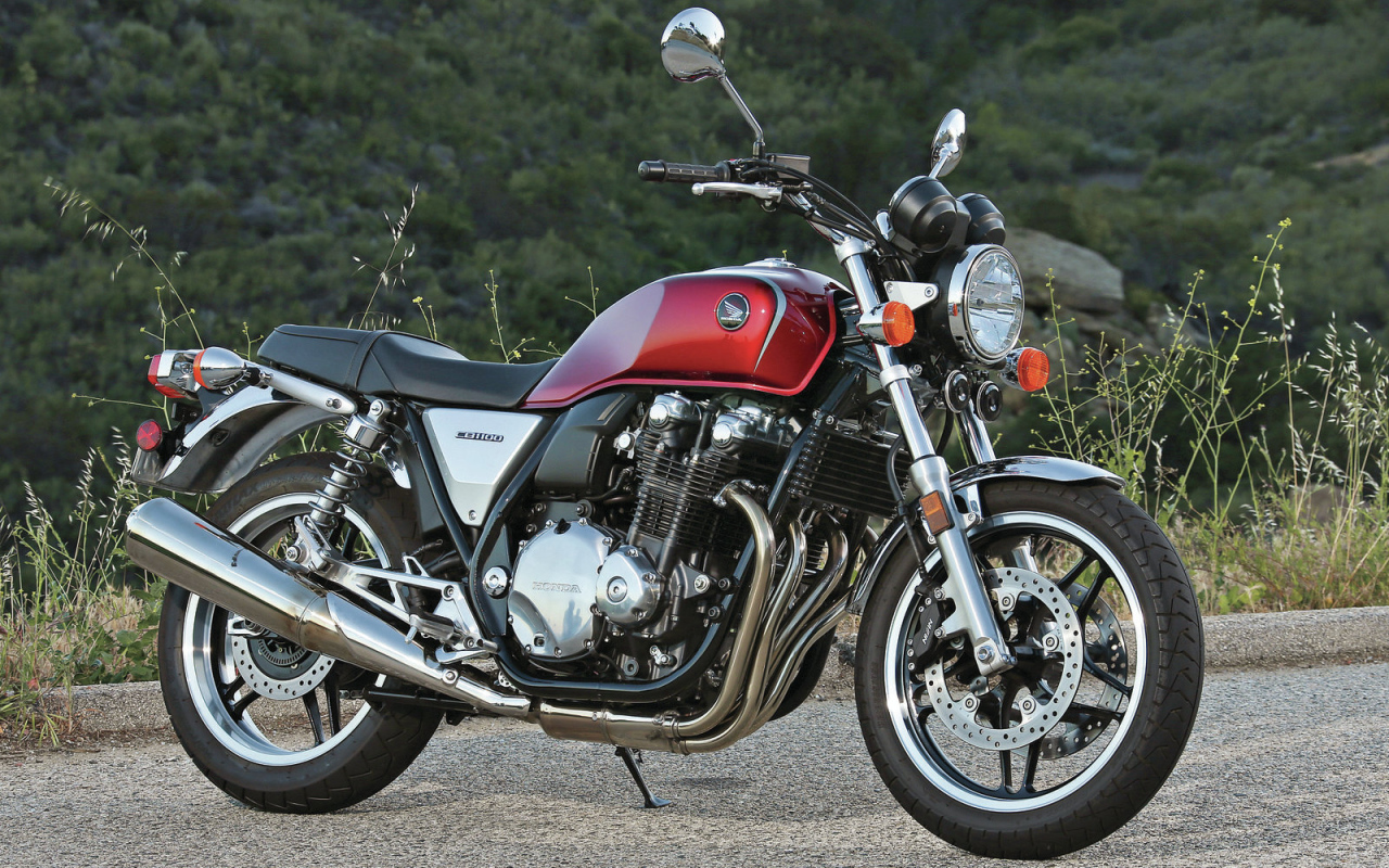 Новый мотоцикл на дороге Honda CB 1100