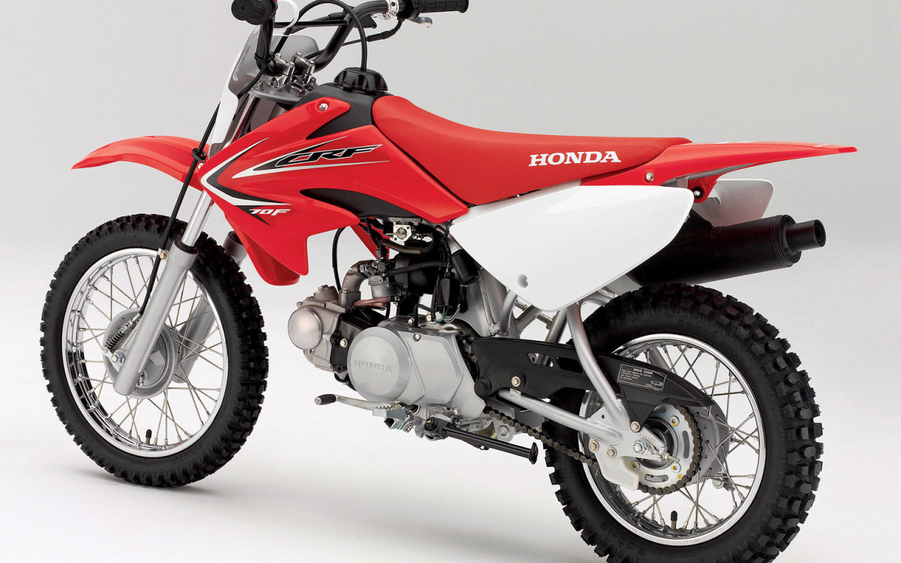 Новый мотоцикл на дороге Honda CRF 110 F