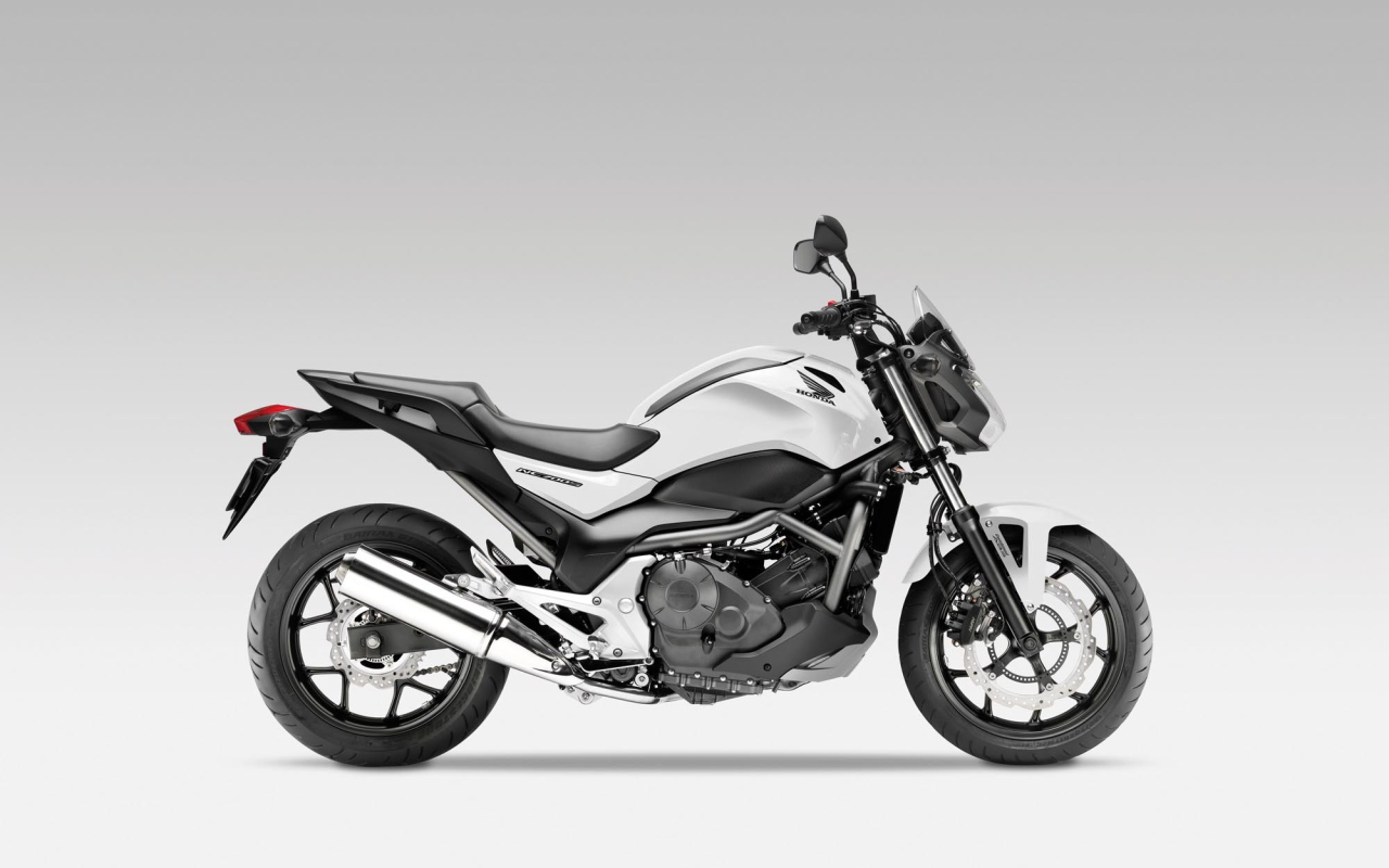 Новый мотоцикл на дороге Honda NC 700 S