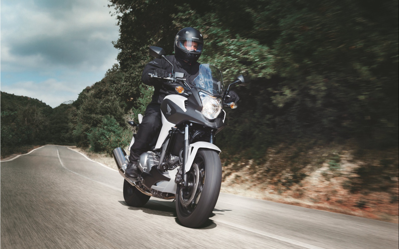 Новый мотоцикл на дороге Honda NC 700 X