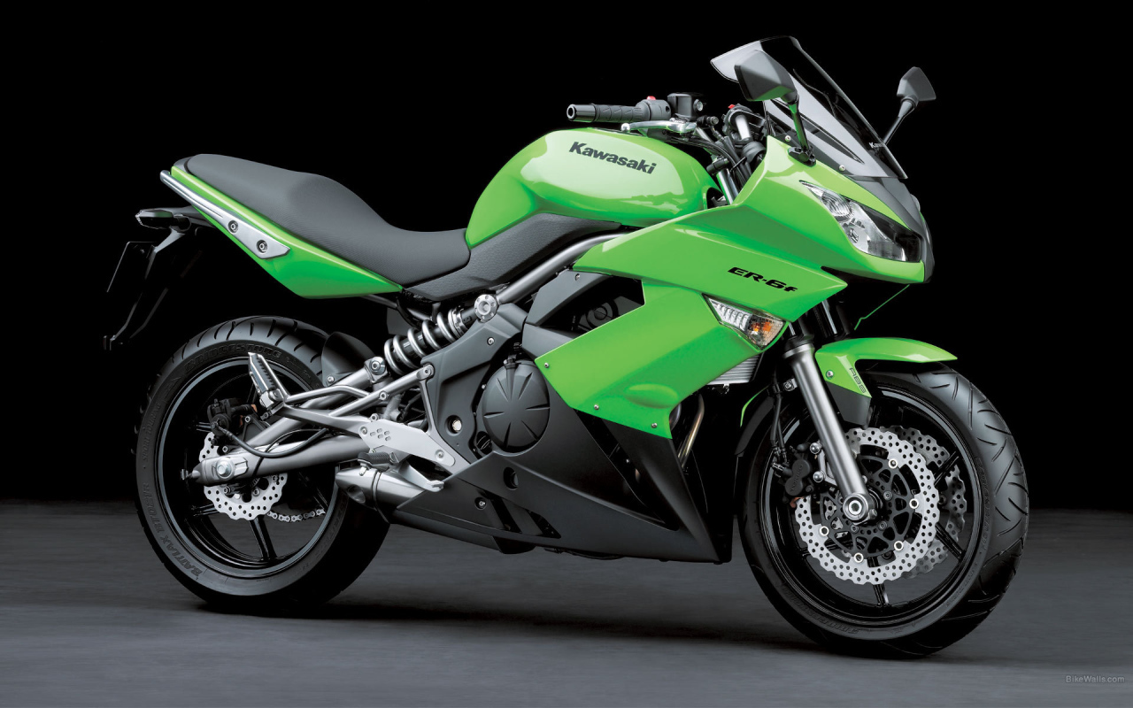 Новый мотоцикл на дороге Kawasaki ER-6f