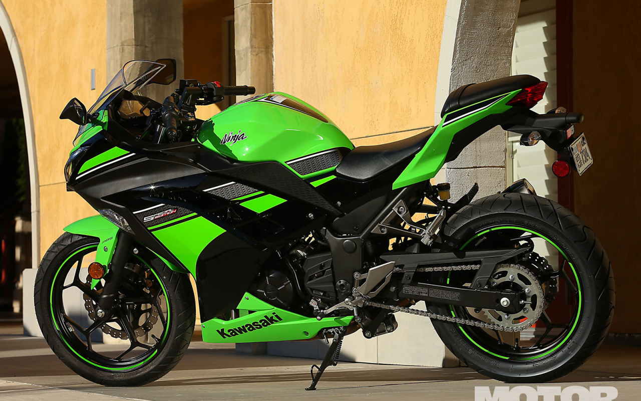 Новый мотоцикл на дороге Kawasaki Ninja 300