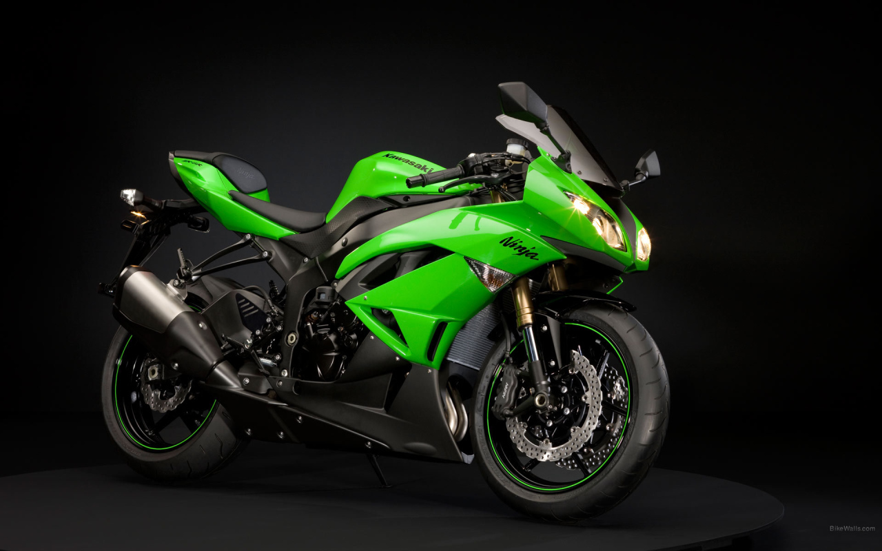 Новый мотоцикл на дороге Kawasaki Ninja ZX-6R