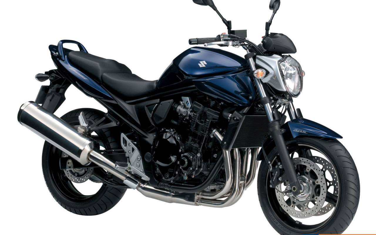 Новый мотоцикл на дороге Suzuki  GSF 650