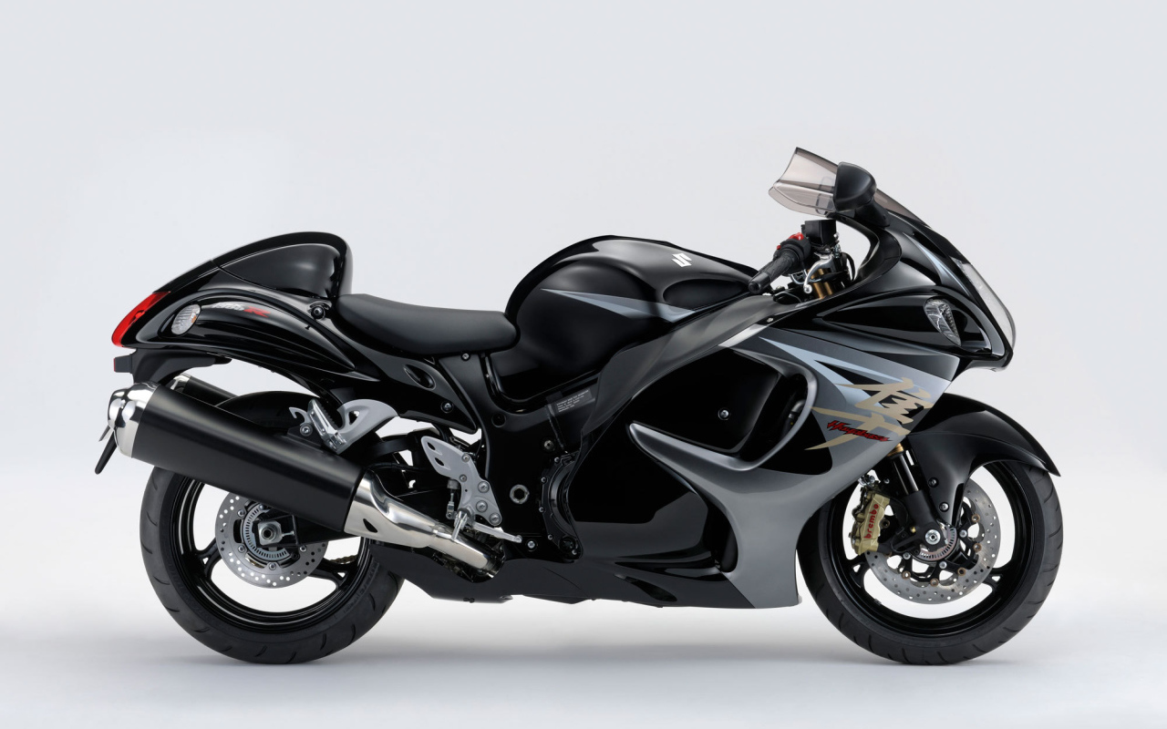 Новый мотоцикл на дороге Suzuki  GSX 1300 R