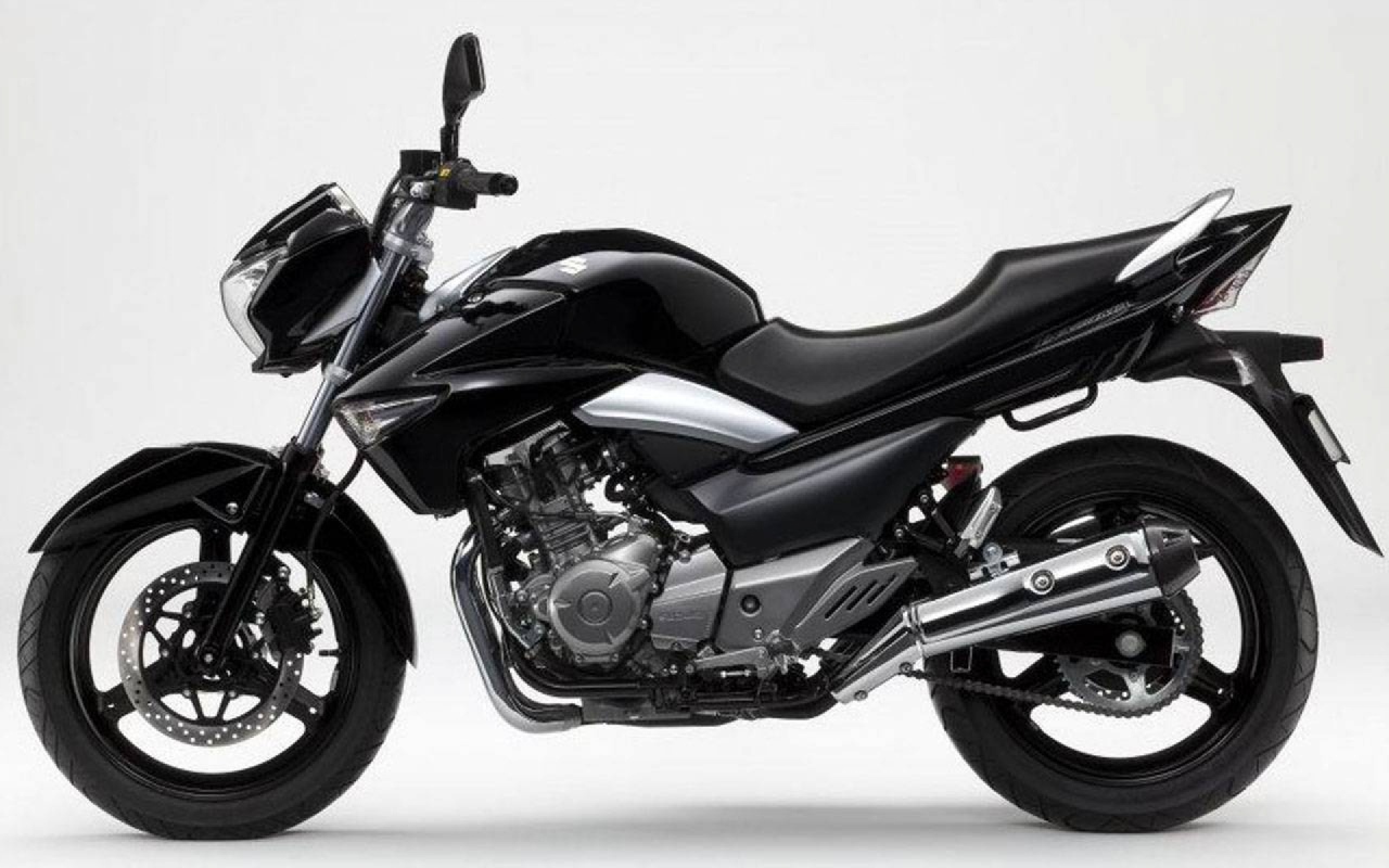 Новый мотоцикл на дороге Suzuki   Inazuma
