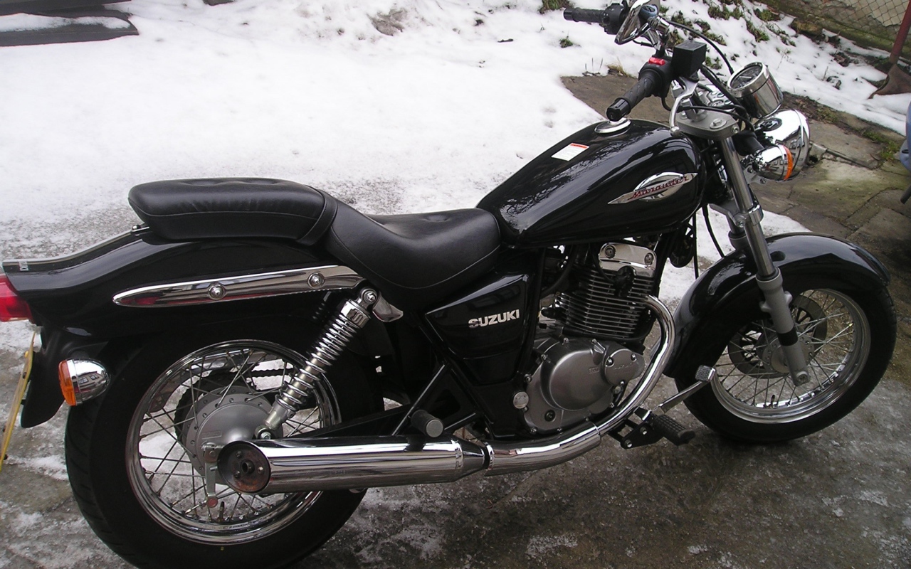 Новый мотоцикл на дороге Suzuki Marauder 125