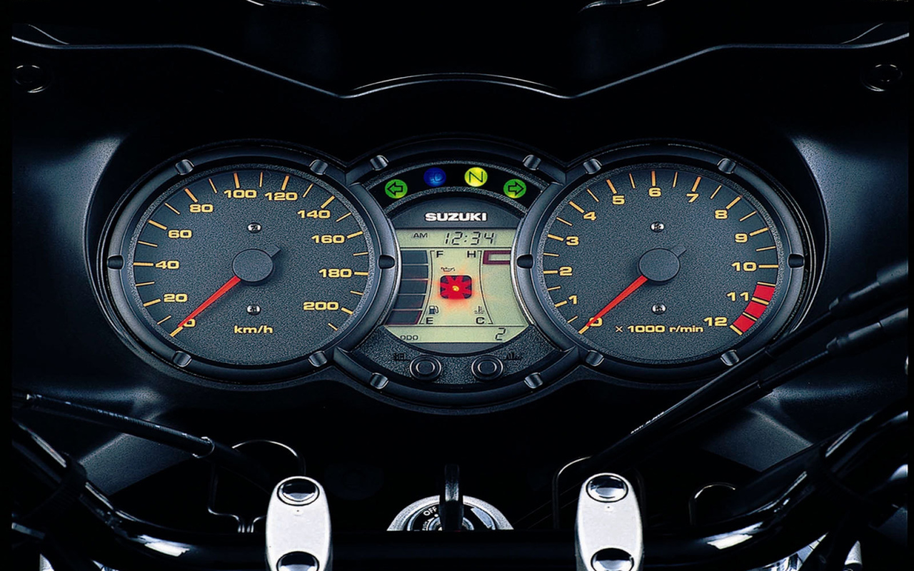 Новый мотоцикл на дороге Suzuki V-Storm 1000  DL