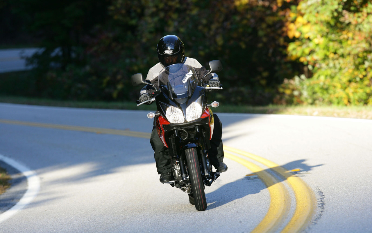 Новый мотоцикл на дороге Suzuki V-Storm 650 ABS