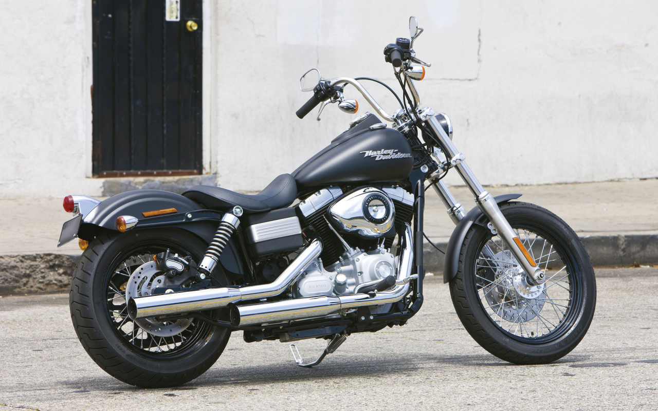 Популярный мотоцикл Harley-Davidson Dyna Street Bob