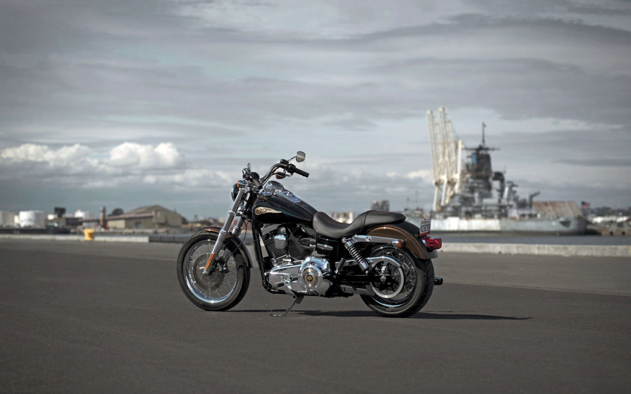 Надежный мотоцикл Harley-Davidson Dyna Super Glide Custom