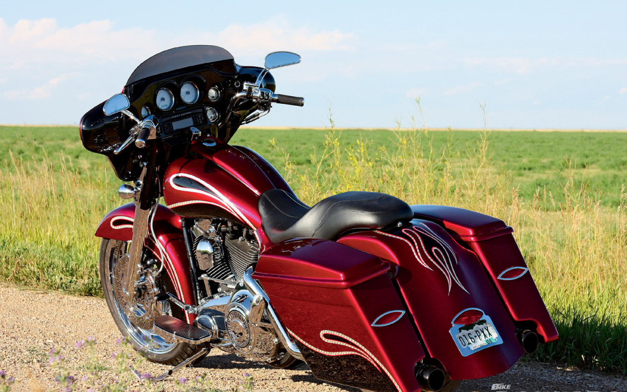 Надежный мотоцикл Harley-Davidson Street Glide