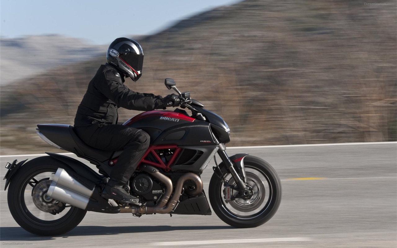 Test drive a motorcycle Ducati Diavel 