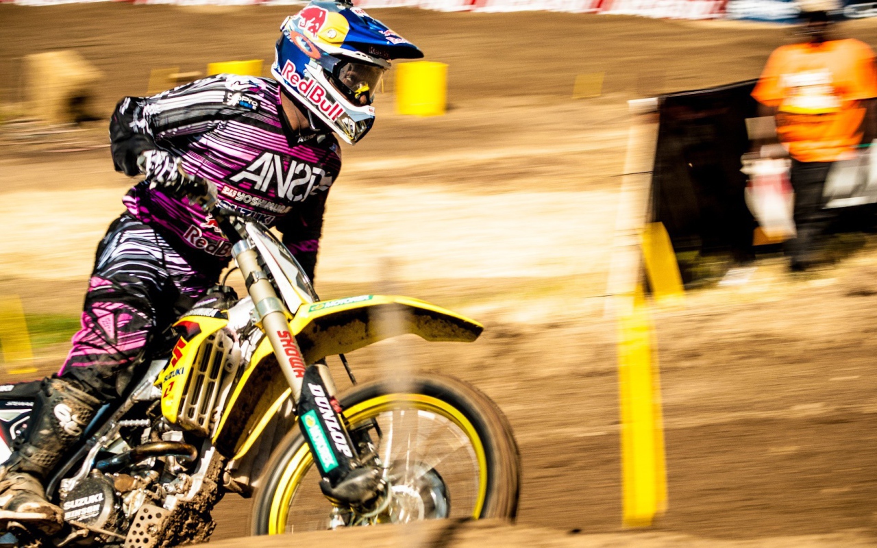 Мотогонщик на трассе