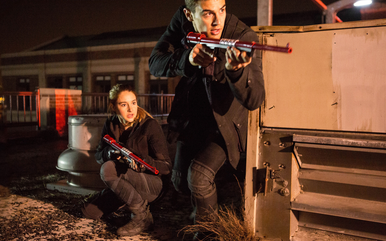 Суперзвезда Тео Джеймс