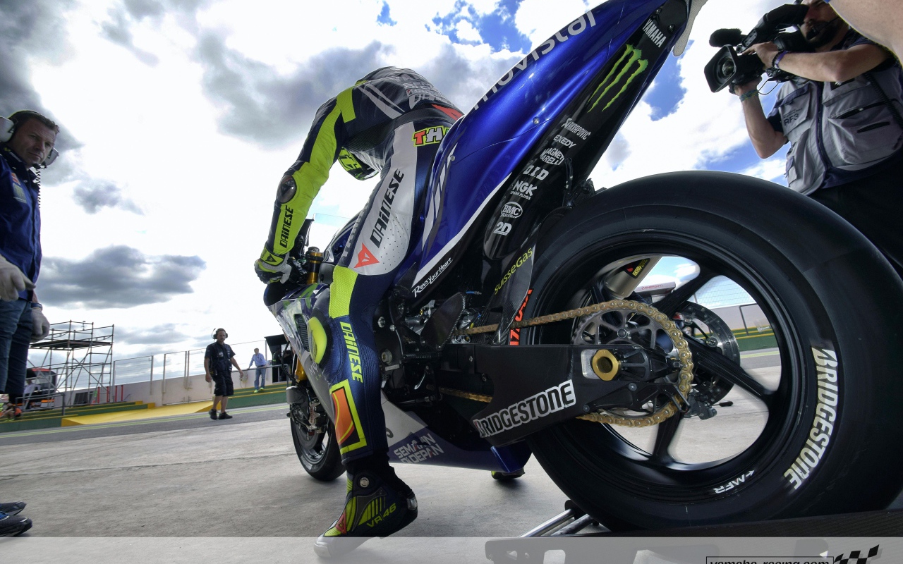 Валентино Росси на спортивном мотоцикле