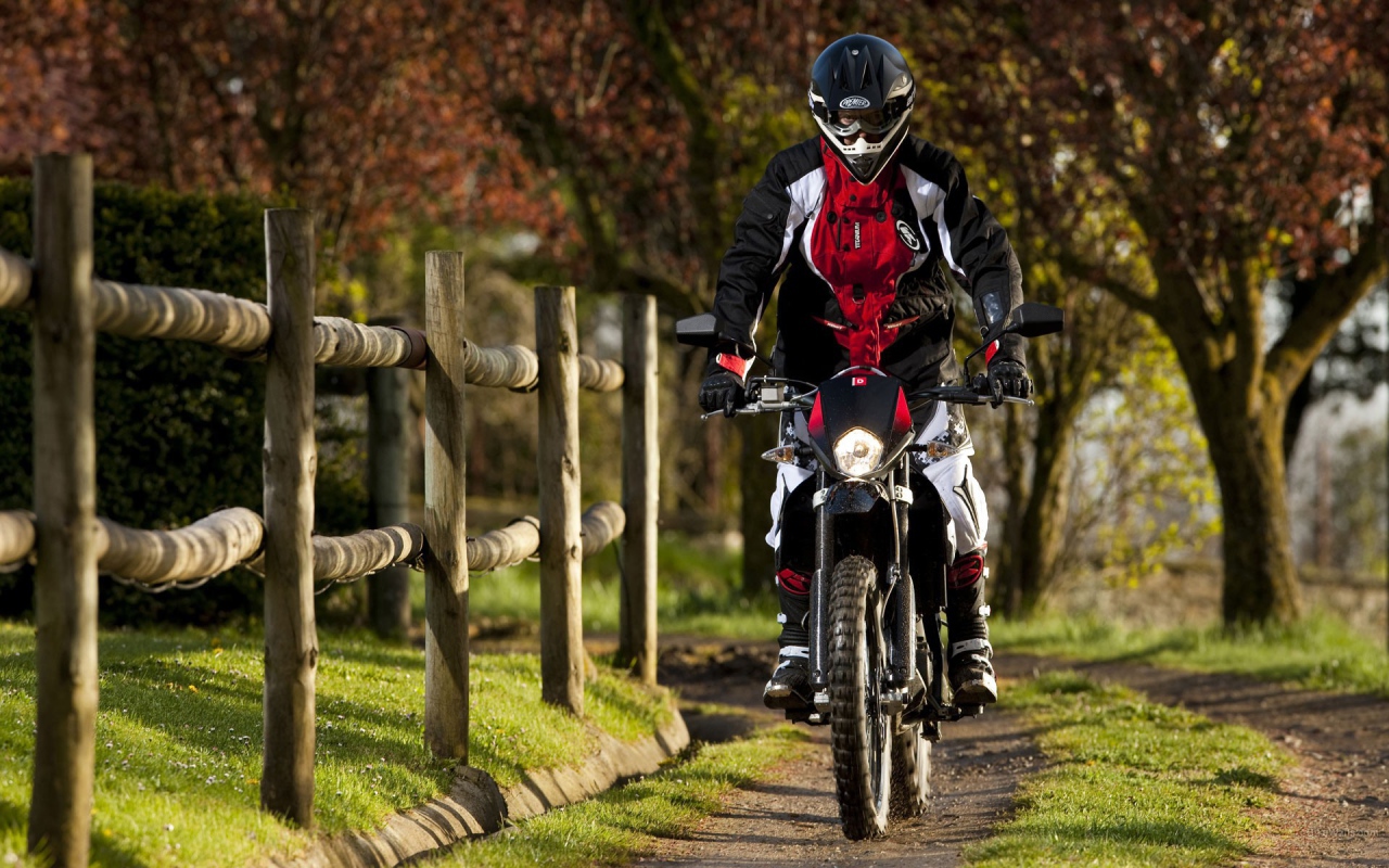 Мотоциклист в парке