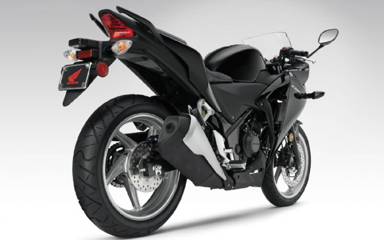 Быстрый мотоцикл Honda CBR 250 R