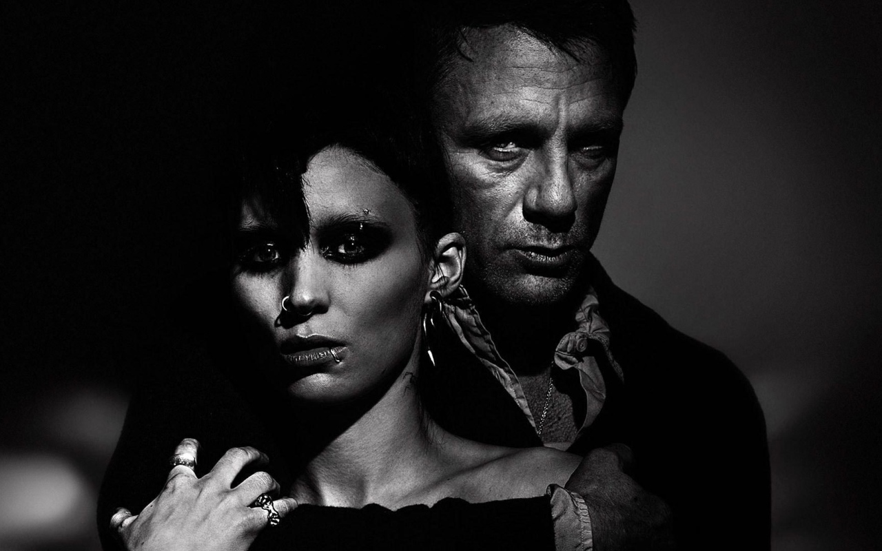 Девушка с татуировкой дракона