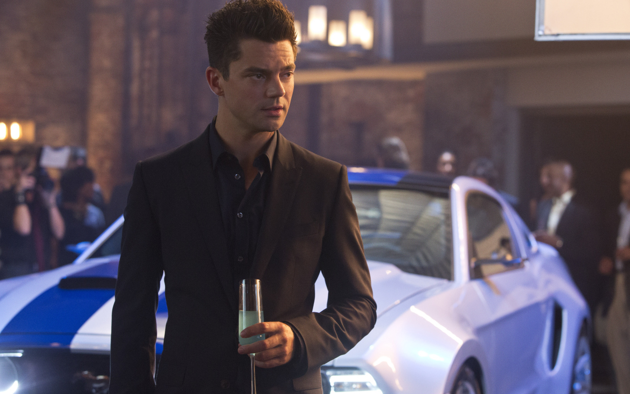 Need for Speed: Жажда скорости герой с бокалом вина