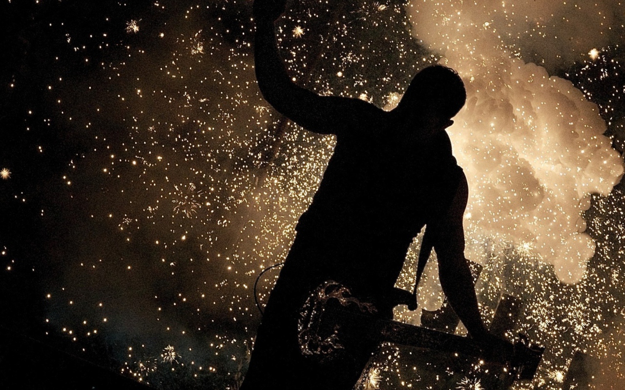 Гитарист на фоне искр