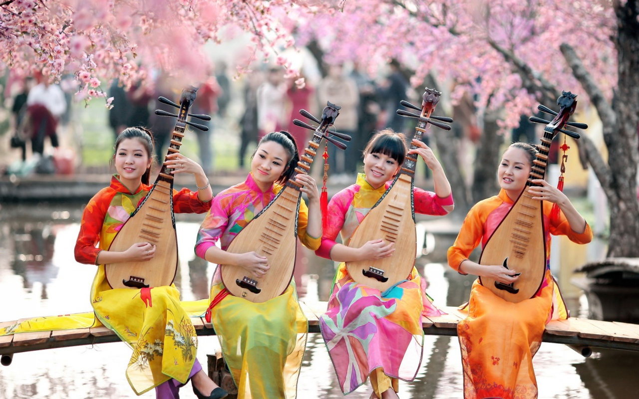 Японки с инструментами