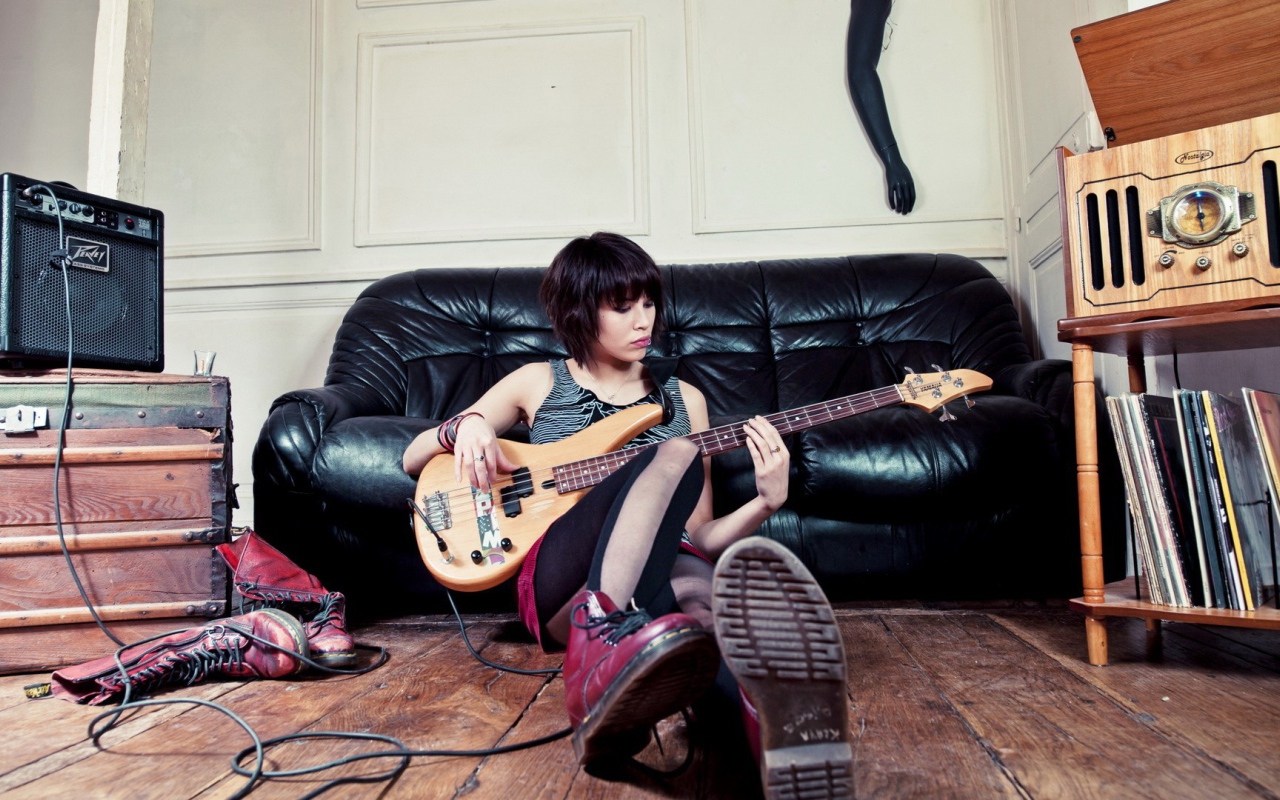 Kожаный диван и бас гитара